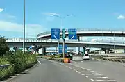 西知多産業道路から分岐する東海ICへのランプ（右）と愛知県道55号・名高速への直通線（左）