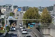 守山トンネル坑口と同地点の地上側の画像。トンネル坑口は半地下構造ゆえ地上部からトンネル入口を目にすることはない。トンネル案内標識と併せて危険物積載車輌通行禁止の標識を提示