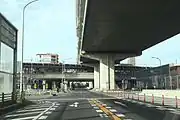 駅の位置関係。高架道路が名古屋第二環状自動車道、地上の道路が国道302号(名古屋環状2号線)。