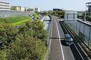 一般部両側には遮音壁を設置。環境施設帯の構成要素である。