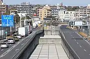 名鉄瀬戸線との交差部（名古屋市守山区）。前方交差点以北は片側1車線に減少するが立体交差のあかつきには片側2車線化される。