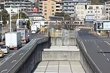 画像左:名古屋ICトールバリア後方の休憩施設(トイレのみ)。画像右:かつてサービスエリアの設置が検討された喜多山地区(大森IC - 小幡IC間)。名二環は鉄道の下をくぐっている。