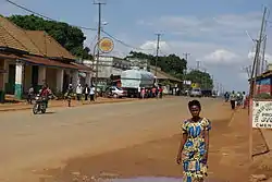ベニ市内を通る国道2号線。市の中心となる道路である。