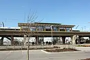 高架駅であるロイヤルレーン駅（Royal Lane）