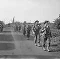 ノルマンディーを行軍中のロイヤル・スコッツ兵士（1944年）