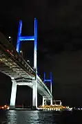 横浜ベイブリッジ下を通過