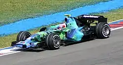 2007年マレーシアGPでセパン・インターナショナル・サーキットを走行するRA107(ドライバーはルーベンス・バリチェロ)