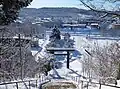境内(二の鳥居)から望む 留辺蘂の市街地 中心部。ここからは留辺蘂駅に発着する列車も目視出来る