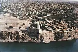 デズ川(英語版)に臨むルドバンド寺院とデズフールの市街地。