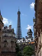 エドモン=ヴァランタン通り (fr) から見るエッフェル塔