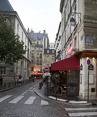 ボナパルト通り (fr) との角にあるブラッスリー・ル・ボナパルトから見るギヨーム=アポリネール通り (fr)。先のサン=ブノワ通り (fr) まで走る。