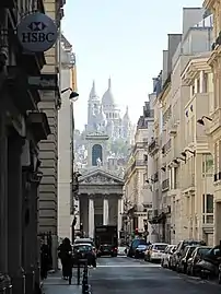 イタリアン大通り側ラフィット通り (Rue Laffitte) から見る、ノートルダム・ド・ロレット教会とサクレ・クール寺院