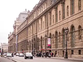 リヴォリ通りのルーヴル宮内にあるル・カルーゼル・デュ・ルーヴル (プランタン等が入るショッピングモール)
