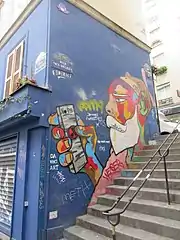 パリで一番短い通り(階段部分のみの5.75m), ドゥグレ通り (Rue des Degrés)。区内東側, 移民も多い下町, 繊維問屋街サンティエ地区 (Quartier Sentier) にある。
