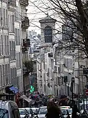 殉教者通りことマルティル通り (Rue des Martyrs)。モンマルトル南側界隈から9区内南側方向を見る