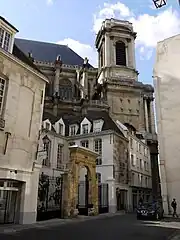 レアール地区ジュール通り4番地, ロワイヨモン館 ; 背景はサントゥスタッシュ教会北面 (L'hôtel de Royaumont, au no&nbsp;4 de la rue du Jour ; en arrière-plan, la tour et la façade nord de l'église Saint-Eustache.)