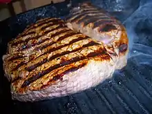 ラムステーキを調理中