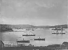 1880年夏のウラジオストク。極東のロシア艦隊が集結しており、右奥に装甲フリゲート「ミーニン」と並んだ「ポジャールスキー公」が見える。その手前と左奥はそれらともに太平洋巡洋艦分遣隊を構成した「クレーイセル」級クリッパーの 3&nbsp;隻。