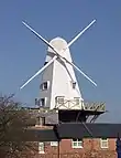 1912年まで製粉に使用されたライの風車(Gibbet Mill、1898年)と現代のレプリカ