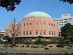 かつて存在した庭園内の両国公会堂。2015年解体。