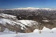 西側の眺望遠景は両白山地（中央奥に別山と白山）、右側に飛騨高地の御前岳と猿ヶ馬場山このさらに左側には大日ヶ岳が見える