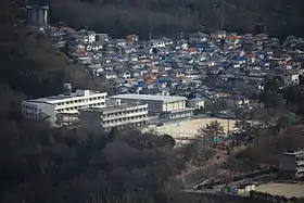 西側の八木山から望む各務原市立緑陽中学校(2015年2月7日)