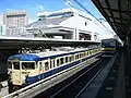3番線停車中の新聞輸送列車と総武線の各駅停車（2007年8月）