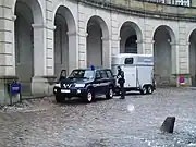 デンマーク警察騎馬隊のホーストレーラー(後ろの銀色の車)。センターアクスル式フルトレーラになっている。