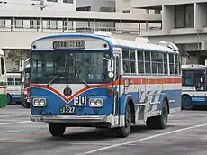バケルトンと呼ばれた車両の例(左)。左がU20L改(富士R13/3E)を日野・ブルーリボン(HT/HU系)に似せた外観に改造された車両。右は左車両とほぼ同型(U20H)の車両(原型といってよい)。どちらも琉球バス(現琉球バス交通)の車両で、すでに廃車となっている。