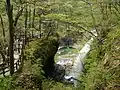 虹見の滝。画面左上の建物は龍王神社。