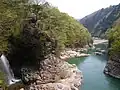 虹見橋より下流側を望む。崖上の建物は龍王神社、左下は虹見の滝。