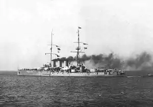 1912年、停止速度を取るリューリク。大檣と同じ高さの前檣が追加されており、大檣上にはバルト海海軍司令官旗が掲げられている。帆桁は前後ともに同じで、下の主帆桁が上檣桁より長い。