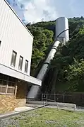 東京電力新竜島発電所の上部タンクと建物（左）。この上部タンクの近くで、稲核ダムから送られてきた水がわけられ、黒川堰と右岸上段幹線に送られる