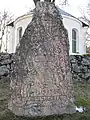 ミョルニルの描かれたルーン石碑。スウェーデン、セーデルマンランド地方。