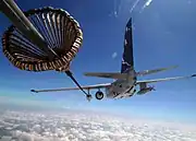空中給油装置を展伸して空中給油中のS-3B。