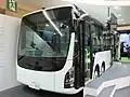 いすゞなどが制作した試作4軸車の電動低床フルフラットバスSAKURA