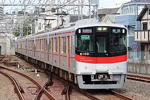 6000系による山陽姫路行き直通特急(2019年8月 東須磨駅付近)