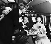 1950年代。SAS Convair CV-440。当時「airhostess エアホステス」という職名で呼ばれていたスタッフが軽食を提供するところ