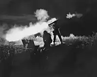 夜間にM20の実射訓練を行っているアメリカ陸軍兵士発射に伴う後方噴射の様子がわかる（1952年7月31日撮影）