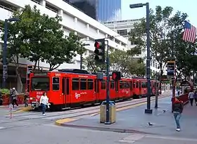 ダウンタウン地区を走るオレンジラインの電車