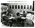 1960年にHorace JosephとGeorge A. MooreがSEACイメージスキャナを使用して冶金写真を分析している様子。Mooreは法的盲だった。