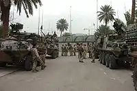 路上で待機するASLAV。イラク国内、2007年。前方の2両はプロテクター RWSを装備している。