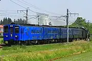 C58 239を従えて走行するキハ141系700番台（花巻空港駅 - 花巻駅間）