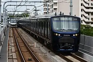 相鉄本線を走行する特急列車(2019年4月29日 星川駅 - 天王町駅間)