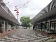 右が第1期開業のそうてつローゼン、左が第2期開業施設、奥が建設中の賃貸マンション（2016年5月）