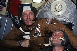 1975年にプラントロニクス（SPENCOM）ヘッドセット付きの「スヌーピー」キャップを着用したNASA宇宙飛行士トムスタッフォード（アポロソユーズミッション）