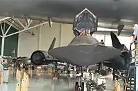 スプルースグースの翼の下にあるSR-71ブラックバード（SR-71が新しい宇宙ビルに移動する前に撮影）