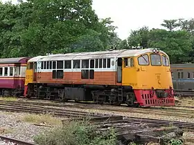 旧塗装の4013号機クルンテープ駅にて