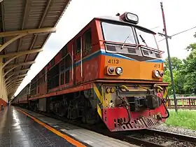 新塗装の4113号機チエンマイ駅にて