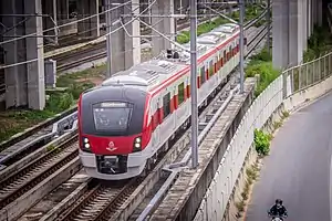 バンバムル駅付近を走る2000系電車